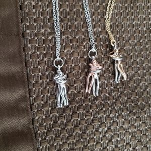 Hug Necklace in 3 different colors. Please specify .